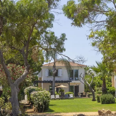 בית נופש Sunnyvillas 4br Sea Front Mes פאראלימני