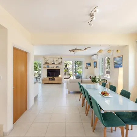 Sunnyvillas 4br Sea Front Mes בית נופש