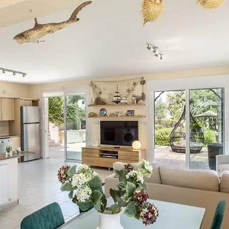 Sunnyvillas 4br Sea Front Mes בית נופש פאראלימני