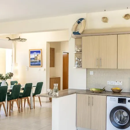 Sunnyvillas 4br Sea Front Mes בית נופש