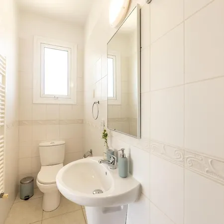 בית נופש Sunnyvillas 4br Sea Front Mes פאראלימני
