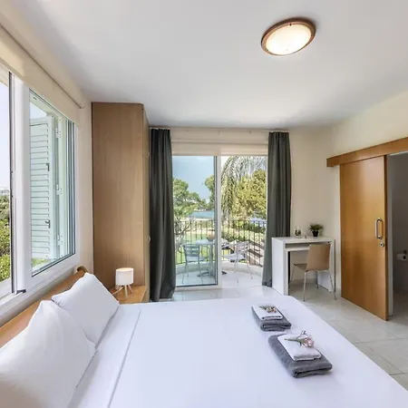 Sunnyvillas 4br Sea Front Mes