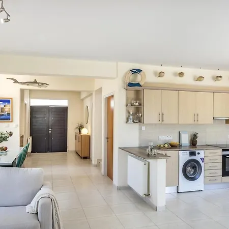 בית נופש Sunnyvillas 4br Sea Front Mes