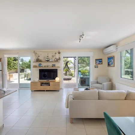 Sunnyvillas 4br Sea Front Mes בית נופש פאראלימני