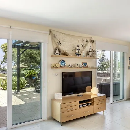 Sunnyvillas 4br Sea Front Mes * פאראלימני