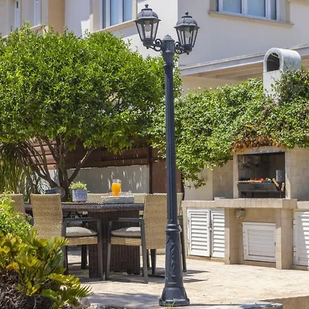 בית נופש Sunnyvillas 4br Sea Front Mes פאראלימני