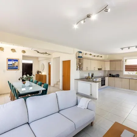 בית נופש Sunnyvillas 4br Sea Front Mes *