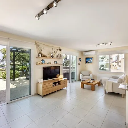 Sunnyvillas 4br Sea Front Mes פאראלימני