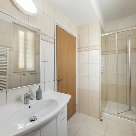 בית נופש Sunnyvillas 4br Sea Front Mes *