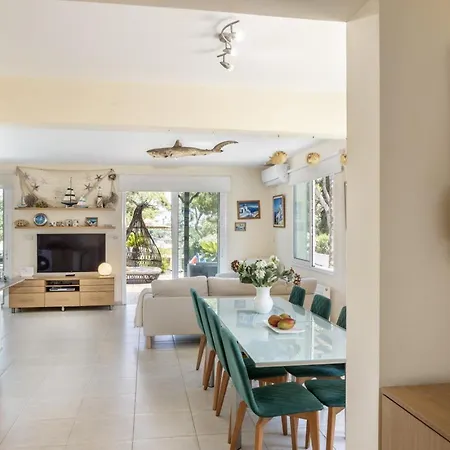Sunnyvillas 4br Sea Front Mes *