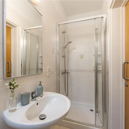 בית נופש Sunnyvillas 4br Sea Front Mes