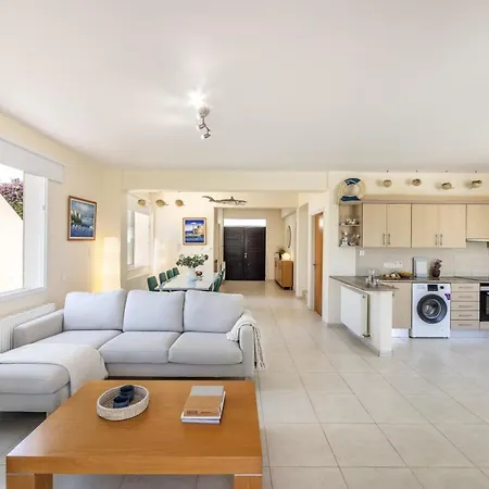 Sunnyvillas 4br Sea Front Mes פאראלימני