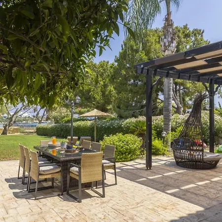 בית נופש Sunnyvillas 4br Sea Front Mes פאראלימני