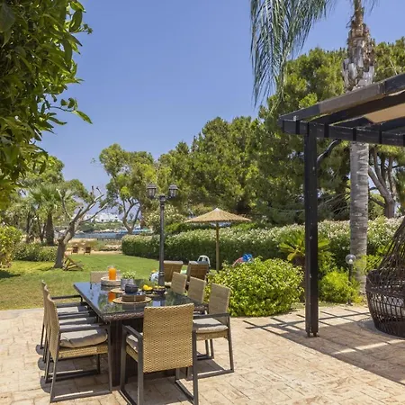 Sunnyvillas 4br Sea Front Mes *